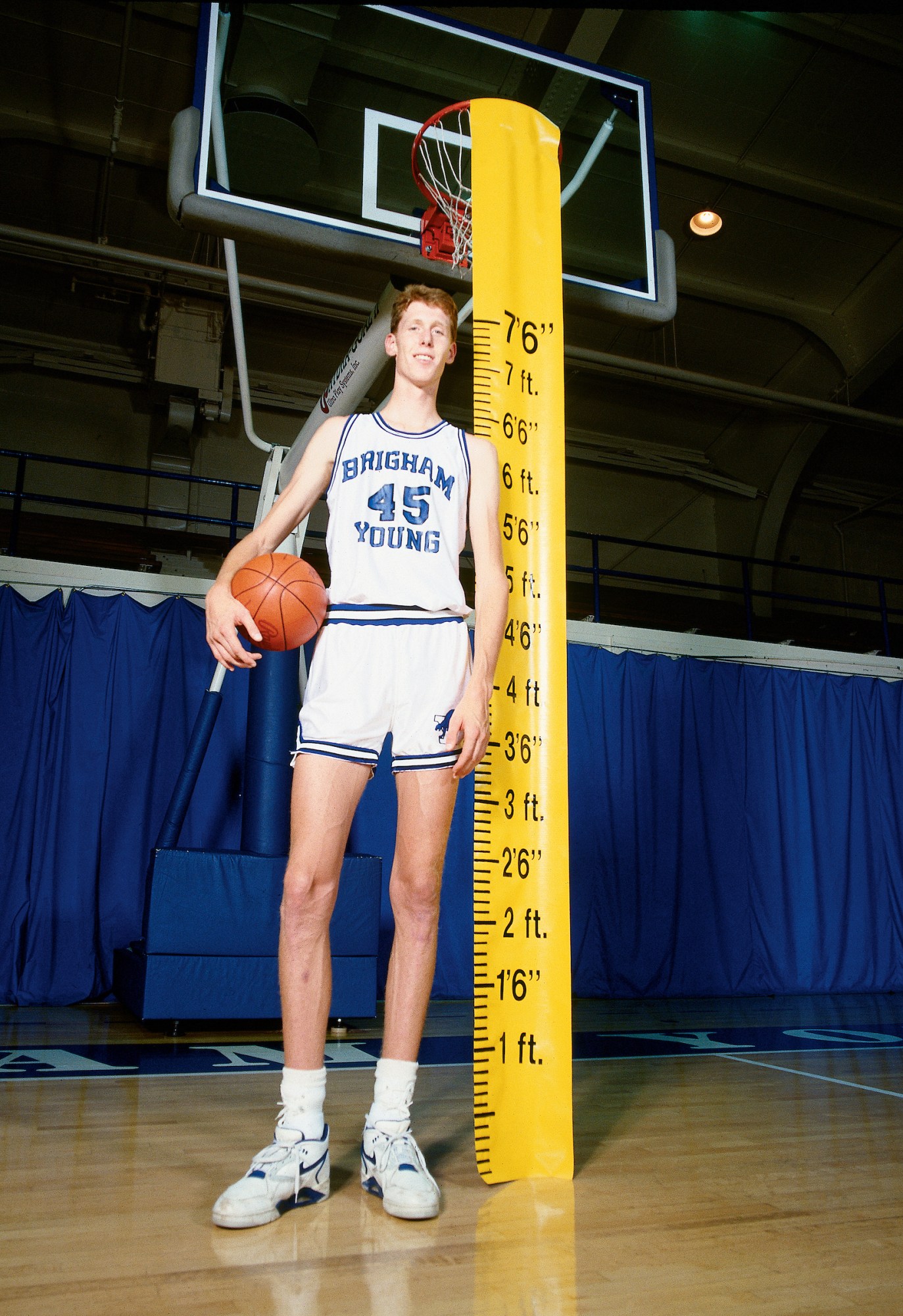 Who is Shawn Bradley? The 7 ft 6 in Former NBA Star Who Made Shaquille  O'Neal Feel Guilty For Dunking On Him - EssentiallySports