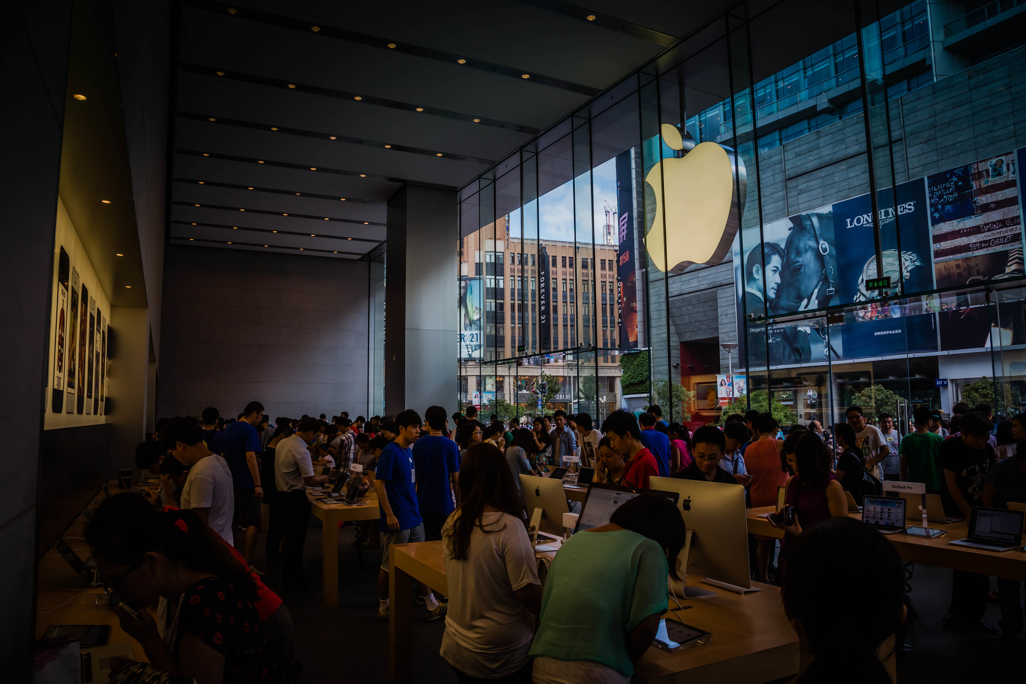 An Apple store in Shanghai. Photo: Richard Schneider CC BY NC  2.0