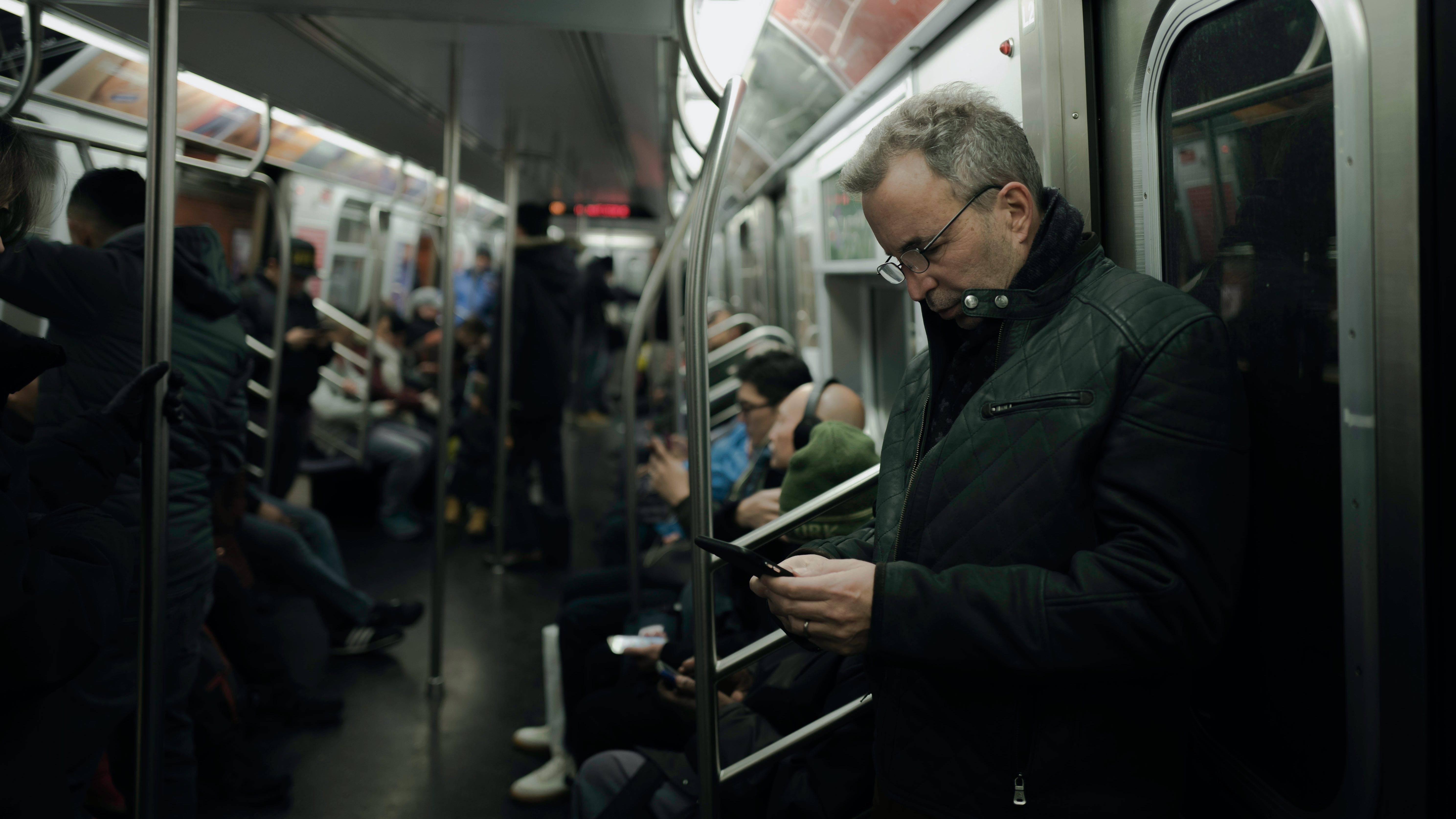 How well can contact tracing apps work in tricky situations like a crowded subway? 