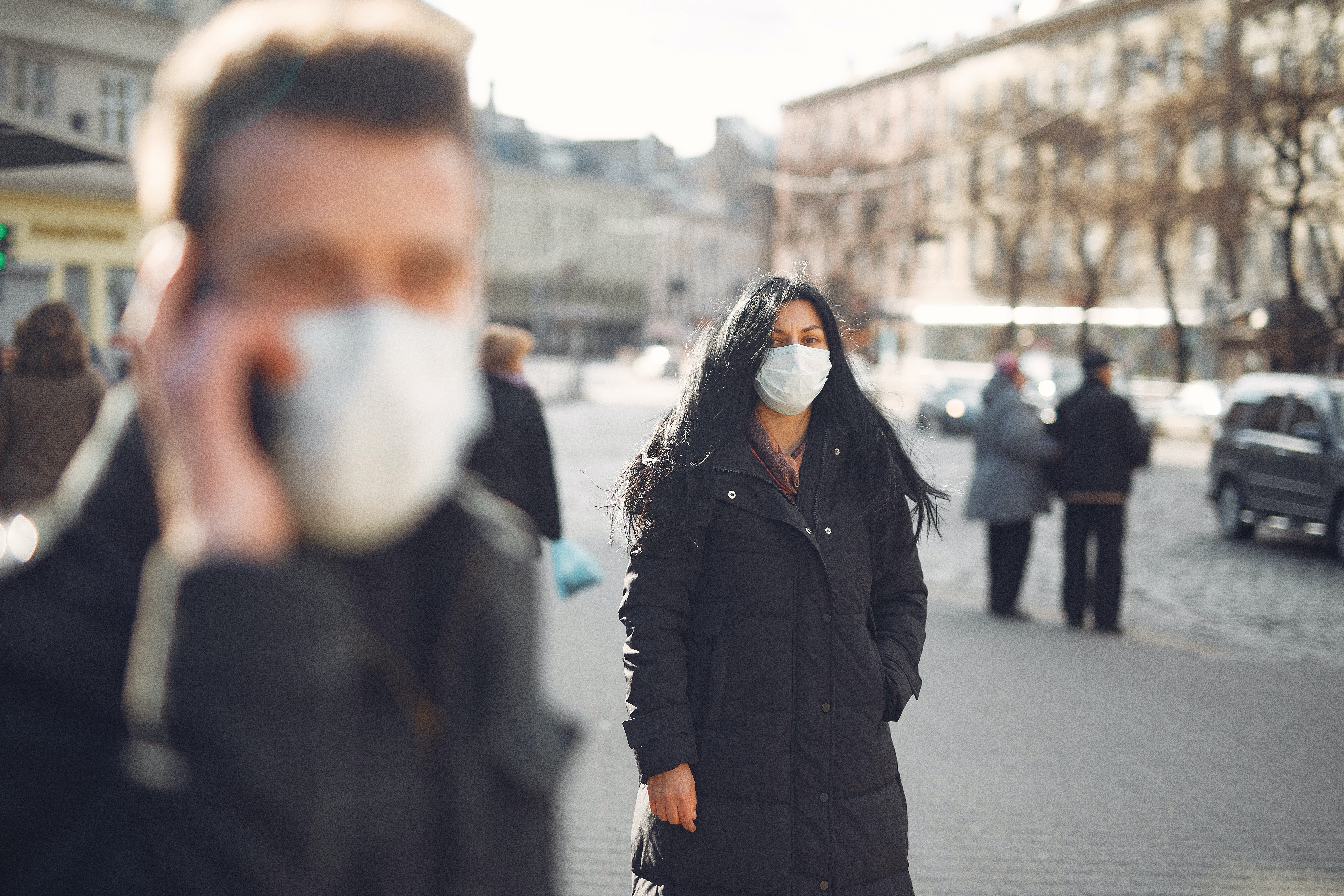 Маски общественные места. Ковид 19 люди в масках Россия. Люди в масках на улице. Человек в маске. Люди в масках зима.