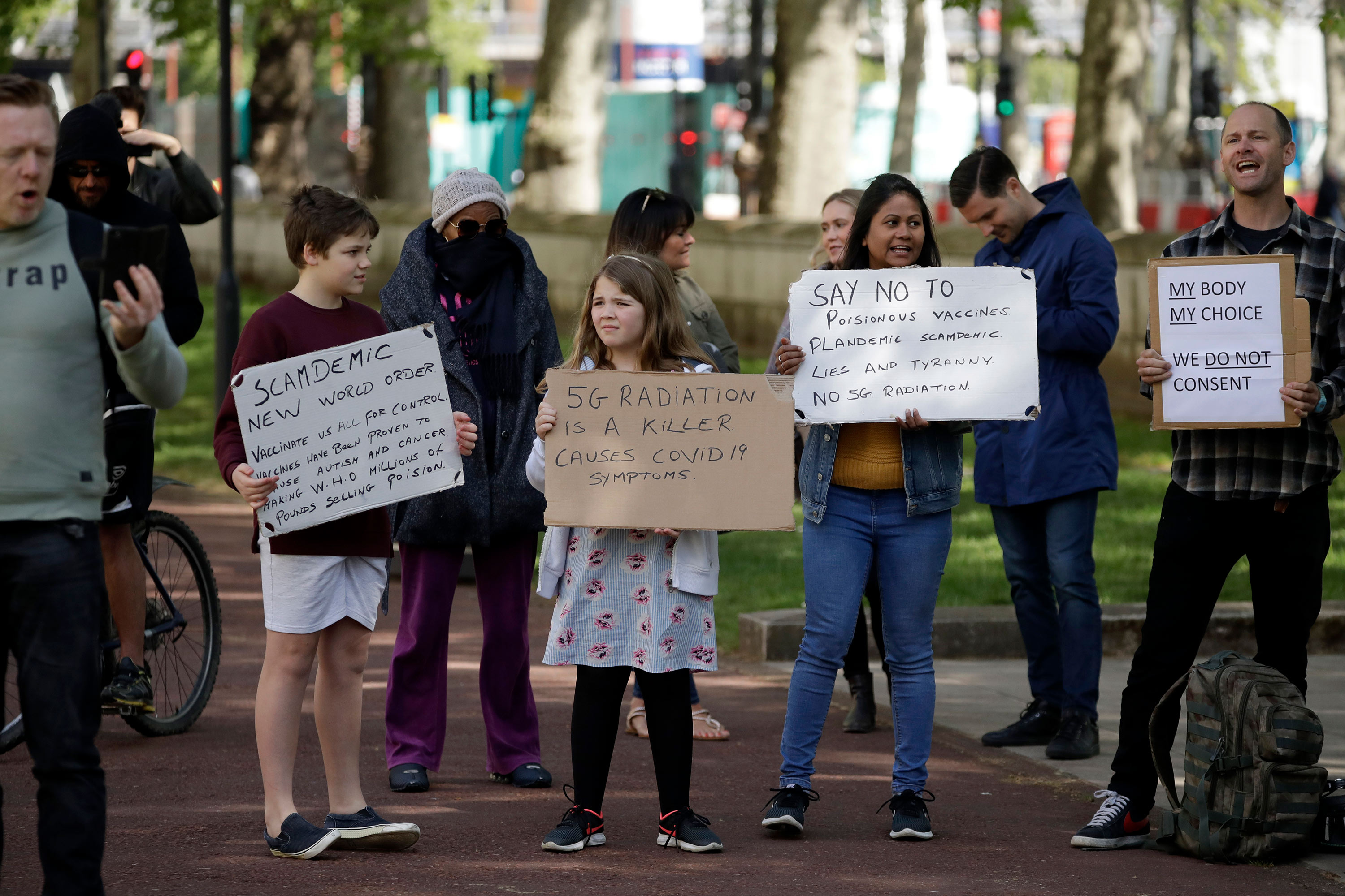 Manifestantes anti-5G en Londres el 2 de mayo de 2020