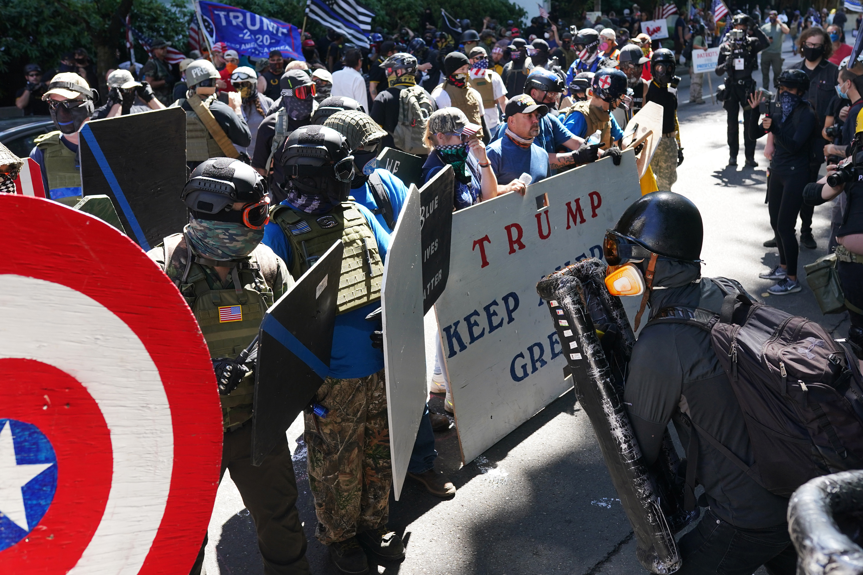 PORTLAND, OR - AUGUST 22: Right wing groups, left, and Portland anti-police protesters face off in front of the Multnomah County Justice Center on August 22, 2020 in Portland, Oregon. For the second Saturday in a row, right wing groups gathered in downtown Portland, sparking counter protests and violence. (Photo by Nathan Howard/Getty Images)
