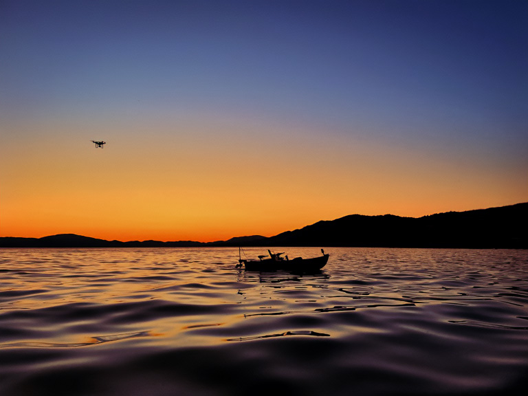 gün batımında drone ve tekne