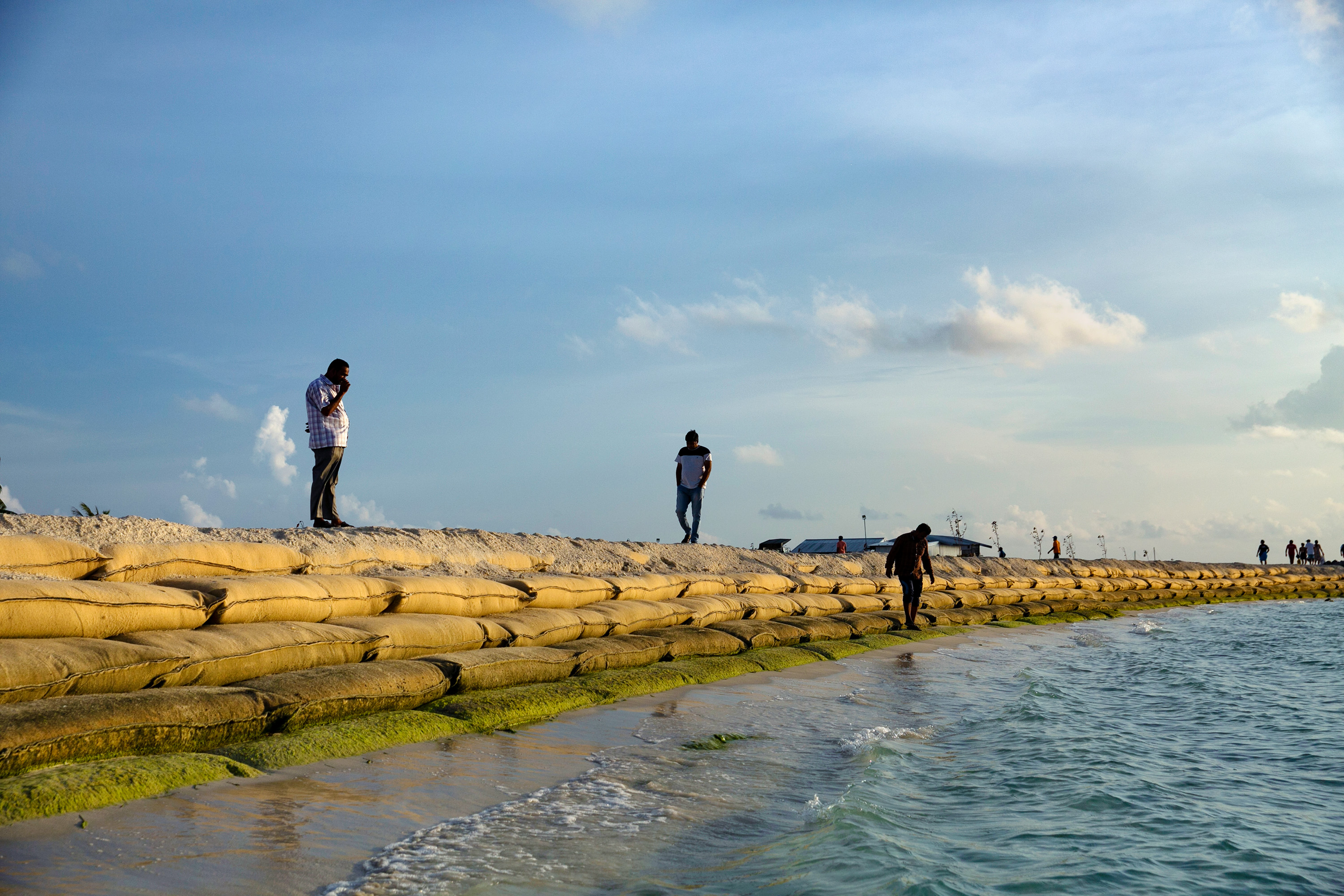 Las islas de Maldivas construyen defensas contra el aumento del nivel del mar