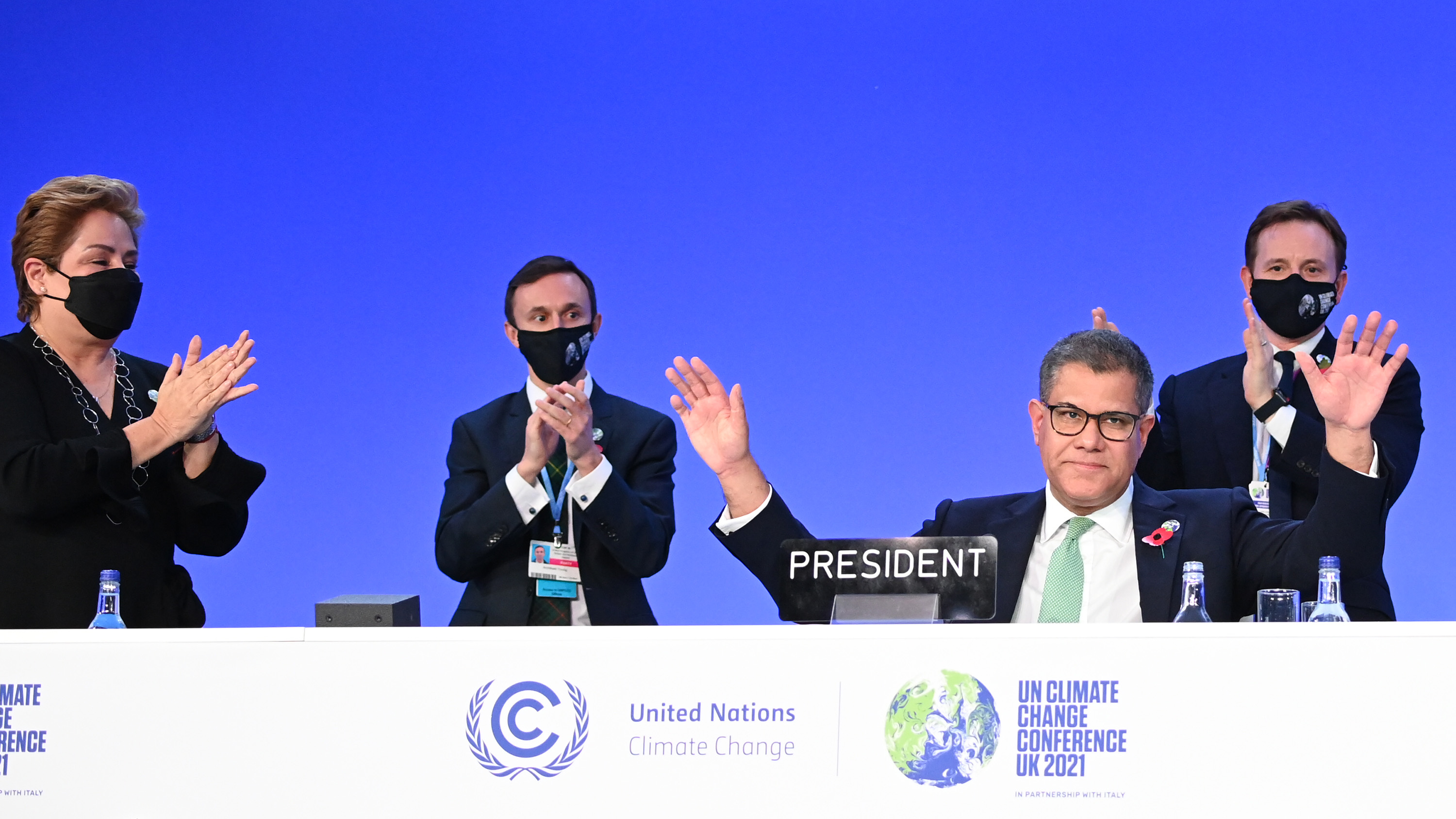 El presidente de la COP26, Alok Sharma, recibe aplausos tras pronunciar el discurso de clausura de la COP26
