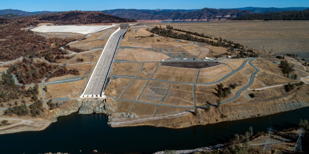 Las sequías están cortando la energía hidroeléctrica de California.  Esto es lo que eso significa para la energía limpia.