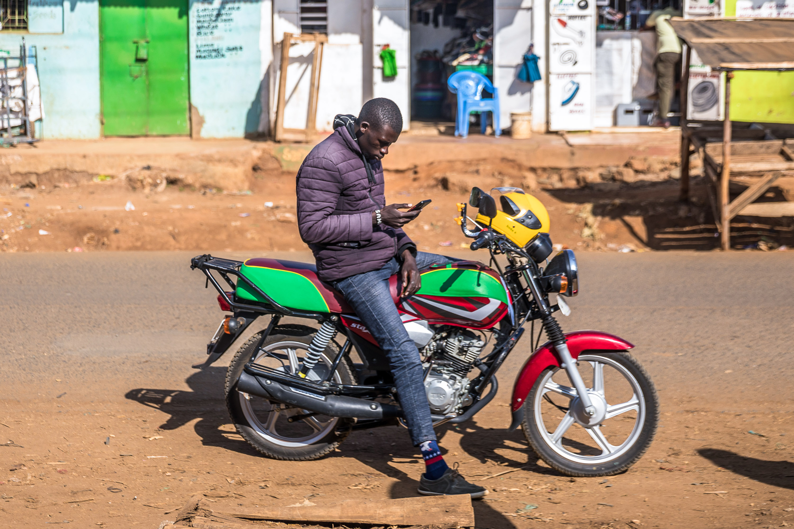 Ein Motorradfahrer telefoniert in Eldoret, Kenia