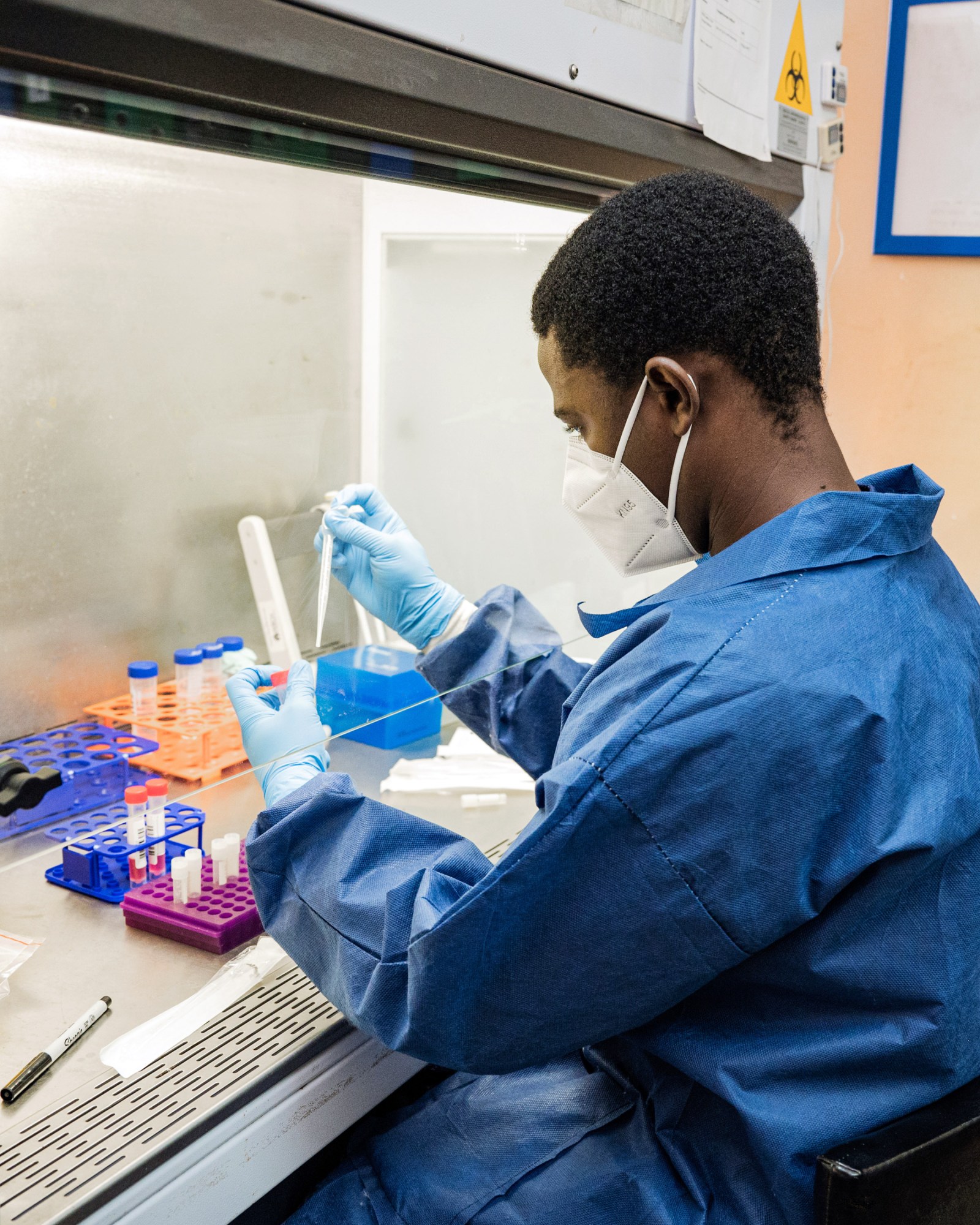 Baron Nkonde en el laboratorio de los Hospitales Universitarios de Lusaka, Zambia