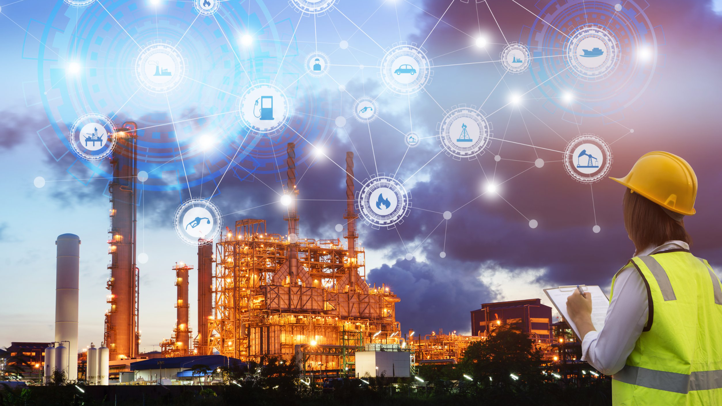 Endüstri 4.0 konsept mühendisliği, petrol rafinerisi endüstrisi gün batımı arka planında kontrol ve endüstriyel simgeler içeren panoyu kullanır.