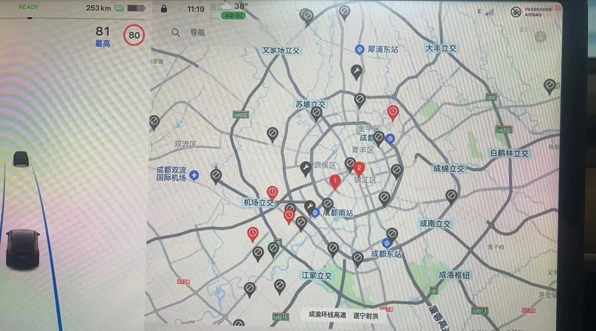 عکسی از صفحه نمایش خودروی تسلا که تنها دو مورد از 31 ایستگاه سوپرشارژر تسلا در نزدیکی آن را نشان می دهد موجود است.