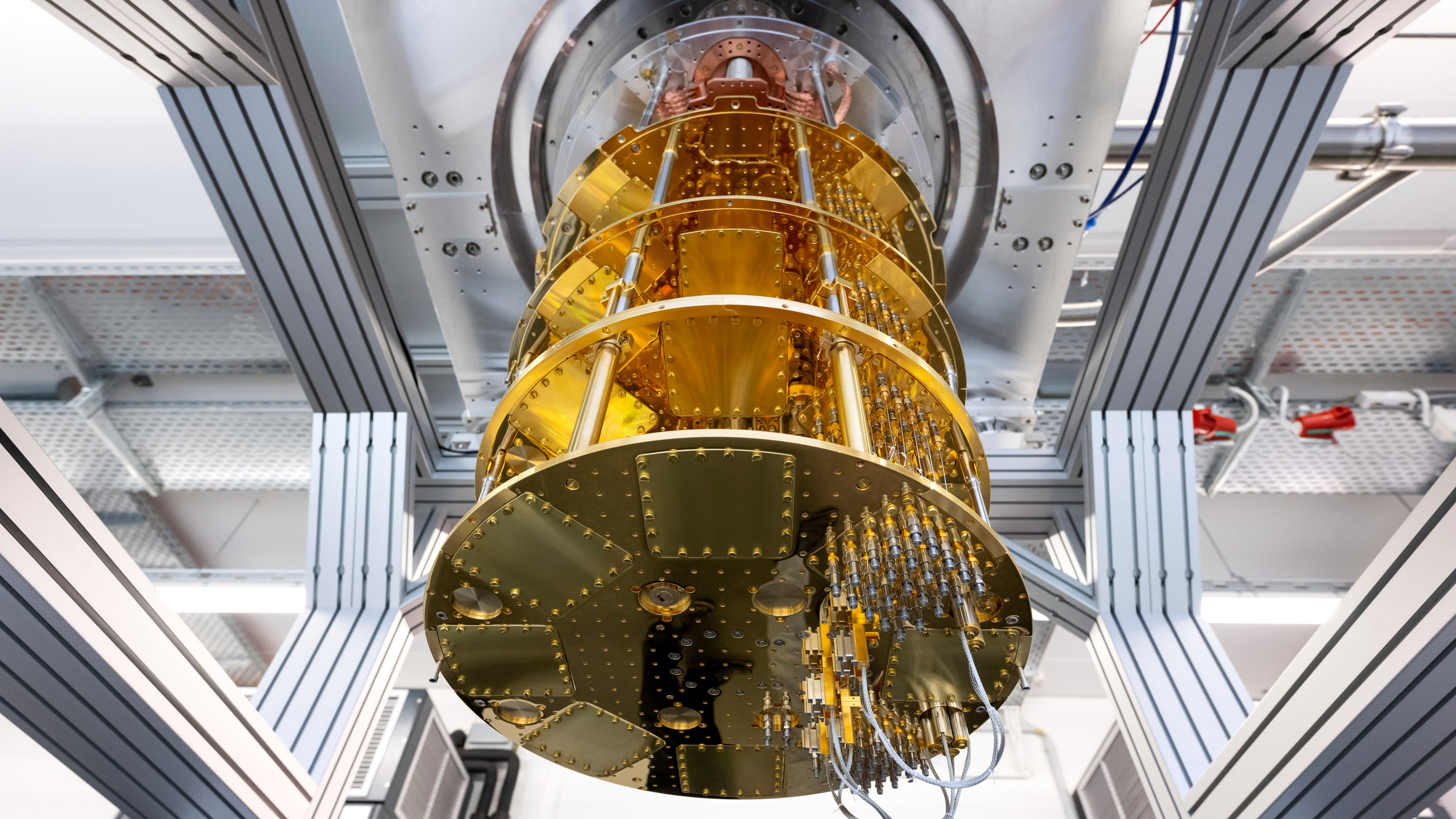 Looking up at a crystat from a quantum computer in the Leibniz Computing Center
