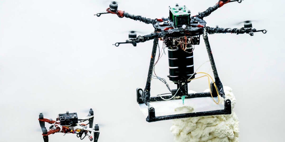 Mira a este equipo de drones imprimir una torre en 3D