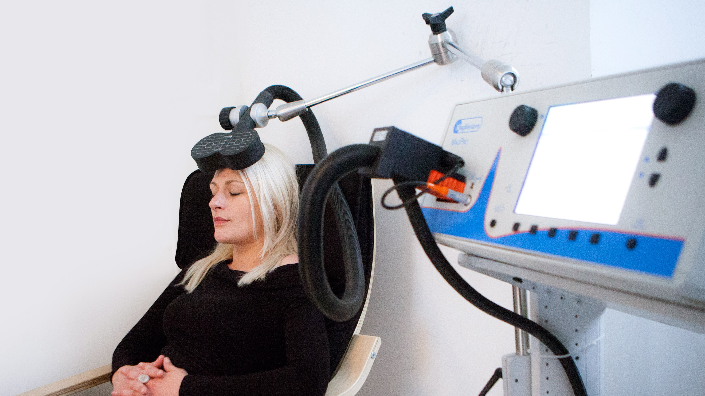 An rTMS session (repetitive Transcranial magnetic stimulation) in the Depression Centre, Paris, France. A depressed patient receives a daily session for a 10-day period. TMS delivers magnetic impulses to the left prefrontal cortex, the area of the brain linked to depression, in order to stimulate the nerve cells.