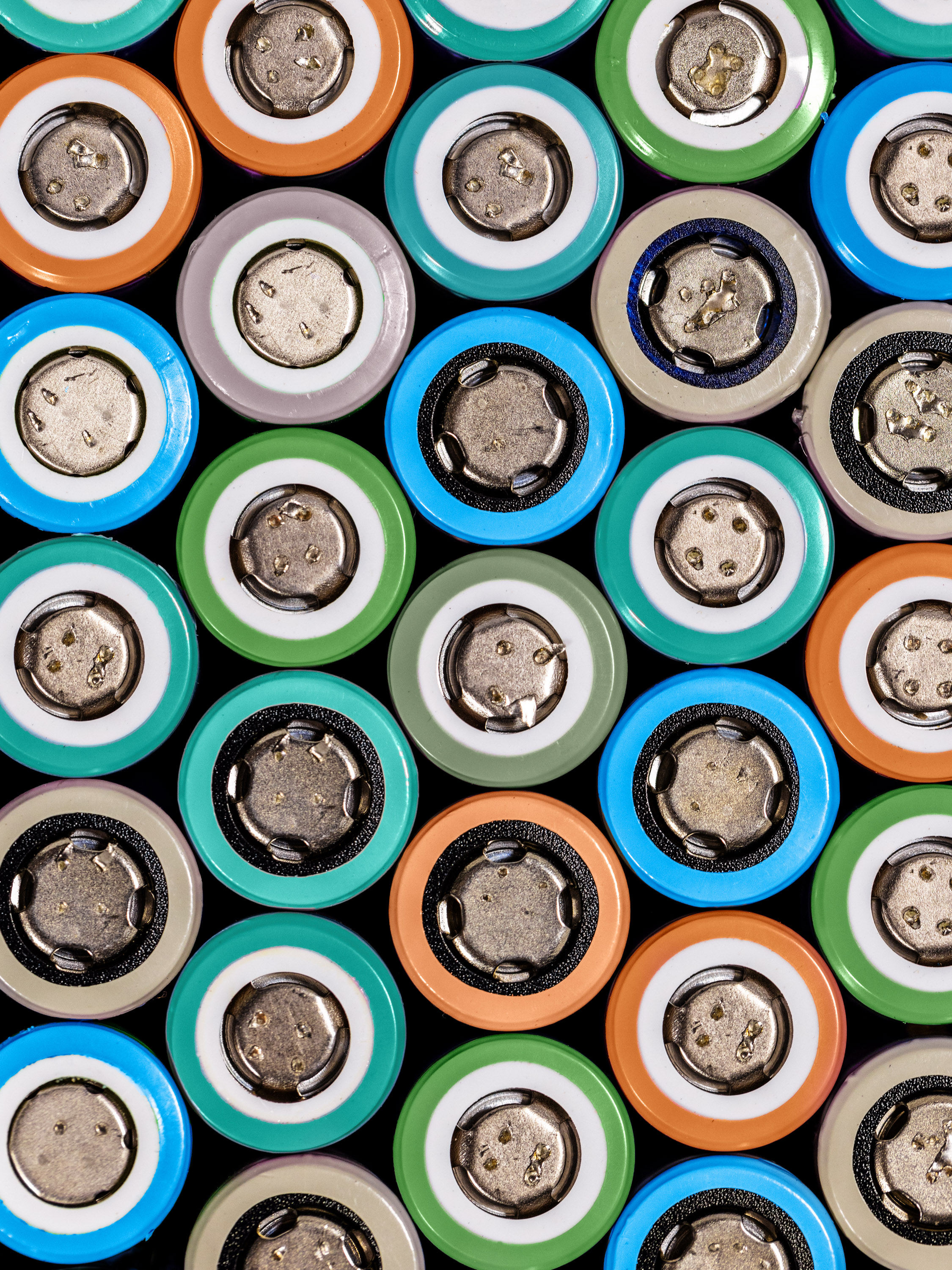 grid of the ends of AA batteries
