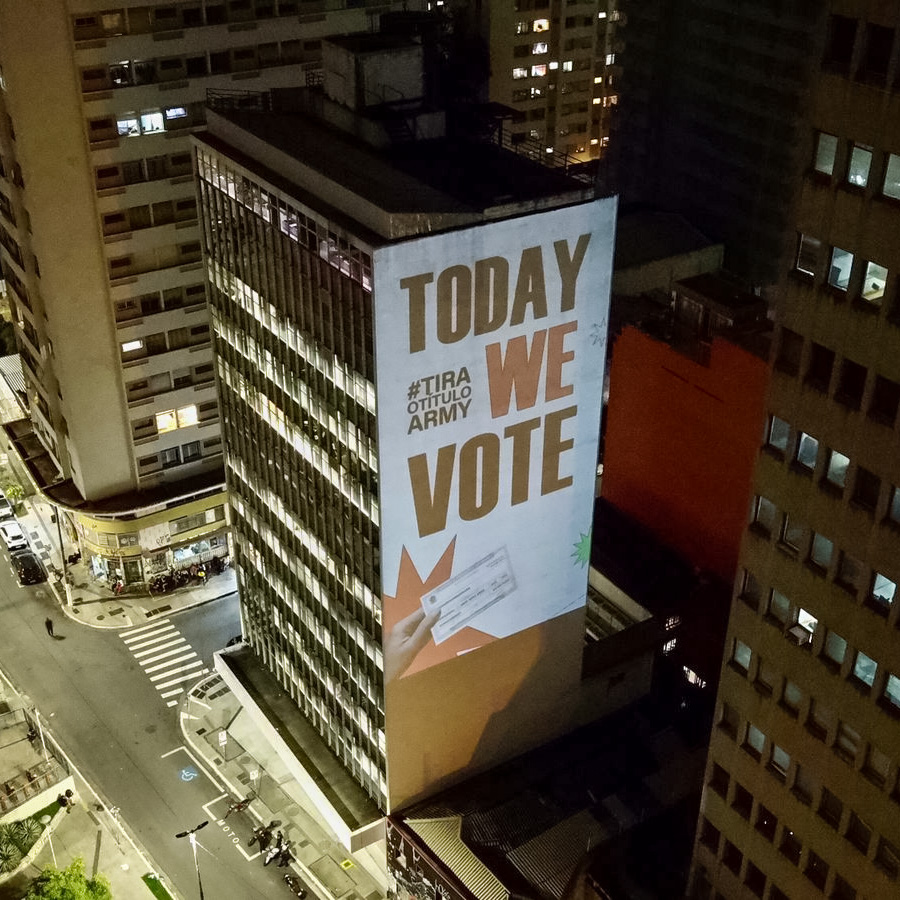 letrero que dice "Hoy votamos" en el costado de un edificio