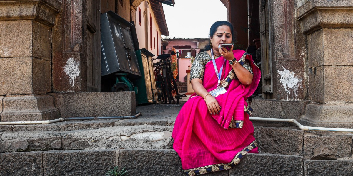 Cómo los trabajadores de la salud indios usan WhatsApp para salvar a las mujeres embarazadas