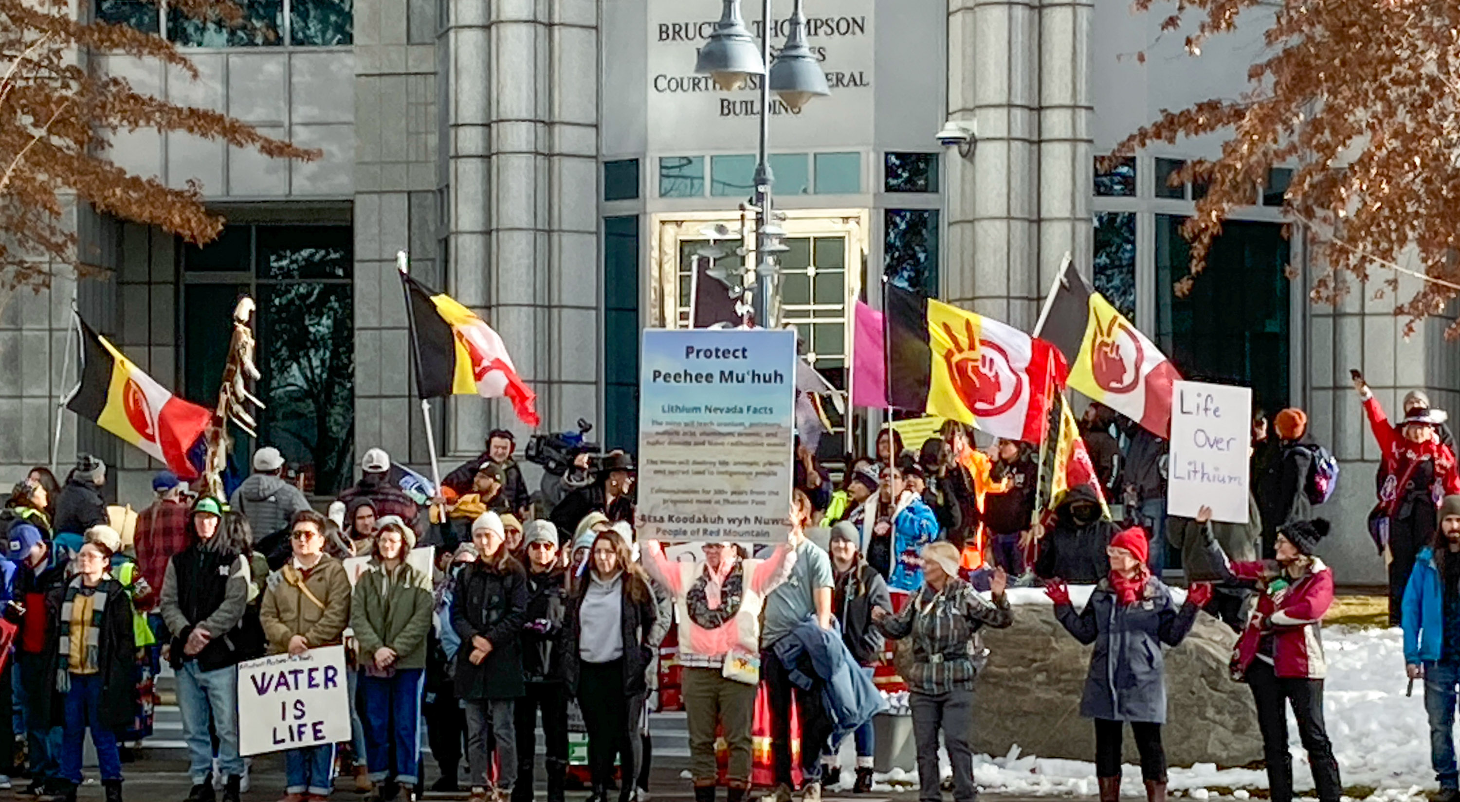 Manifestantes de una mina de litio frente al juzgado federal en Reno NV