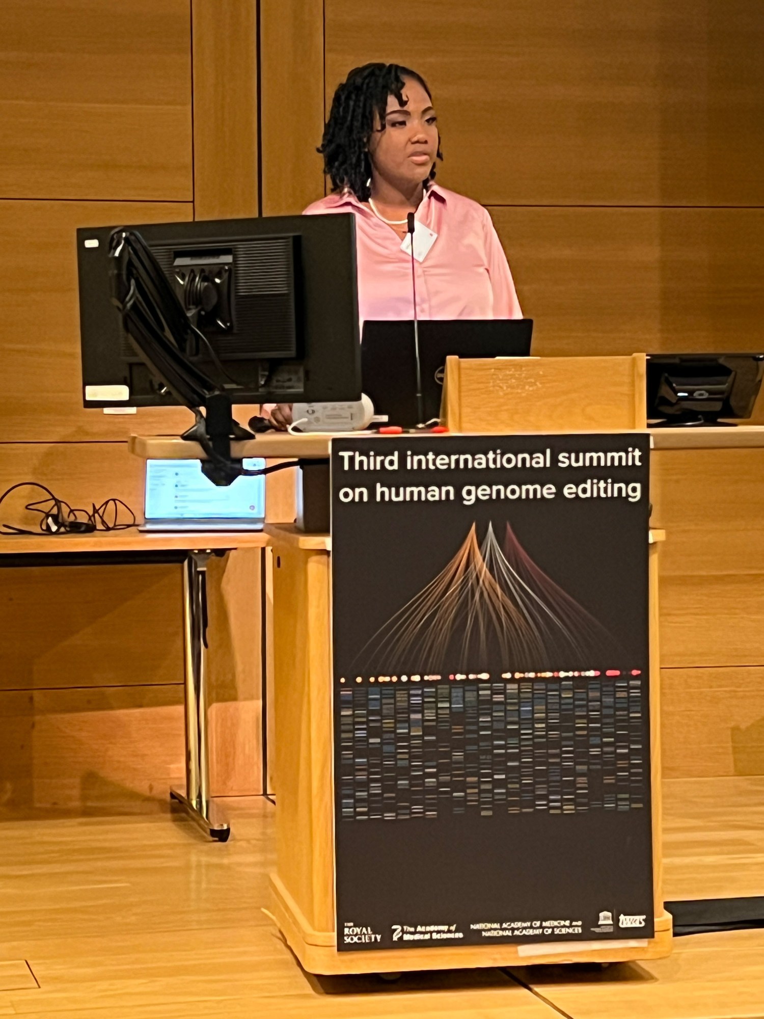 Victoria Gray at the podium speaking at the Third International Summit on Human Genome Editing in 2023