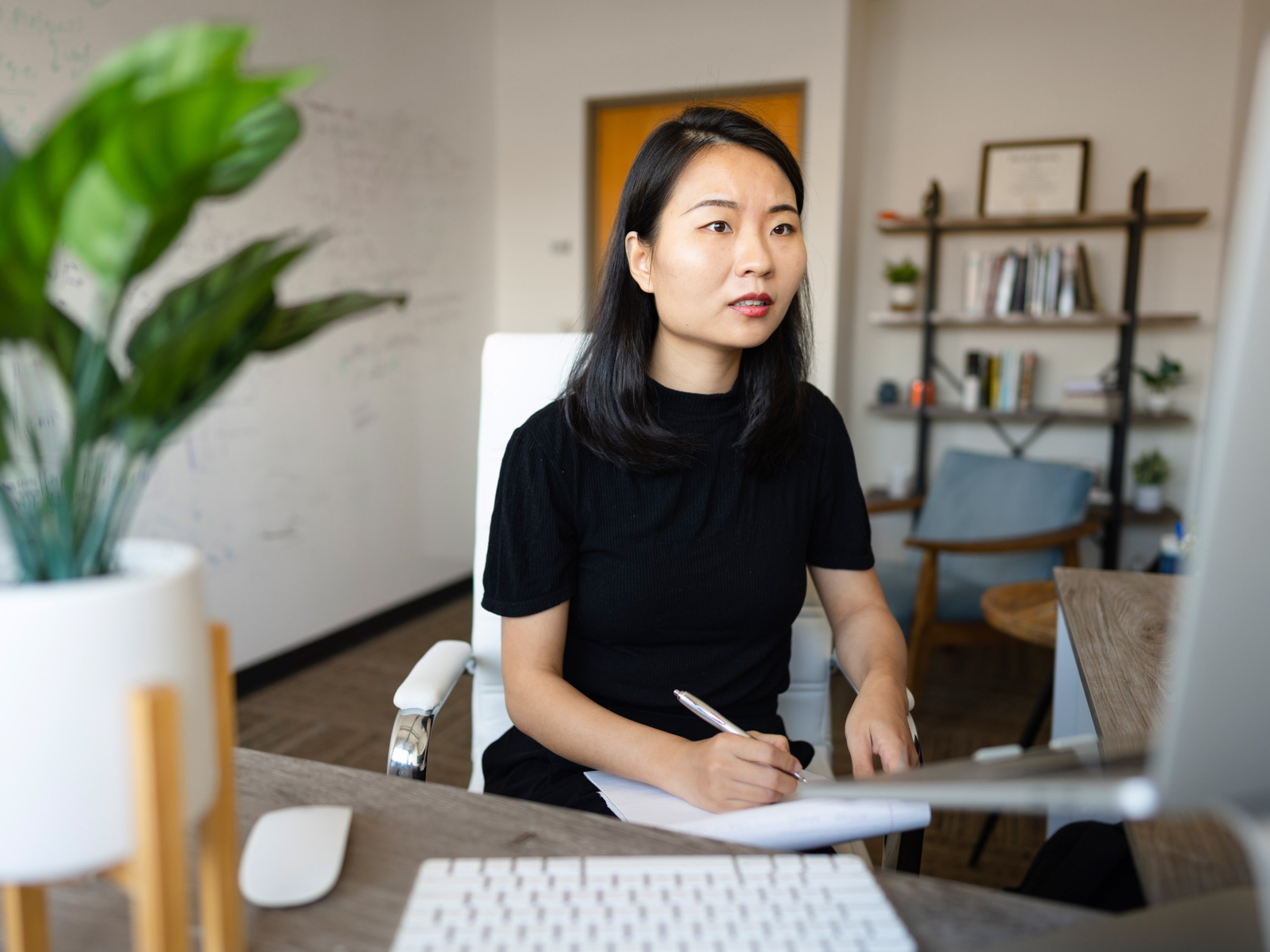 Sharon Yixuan Li trabajando en su computadora