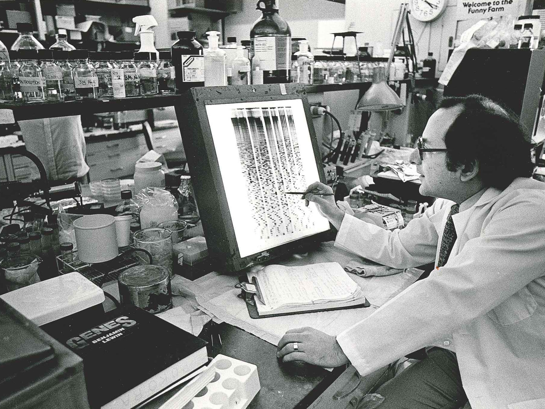 الدكتور ستيوارت أوركين وهو يجري عملية تحليل لطيف الكروموسومات