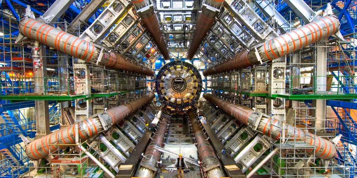 Dentro de la búsqueda de nueva física en el colisionador de partículas más grande del mundo