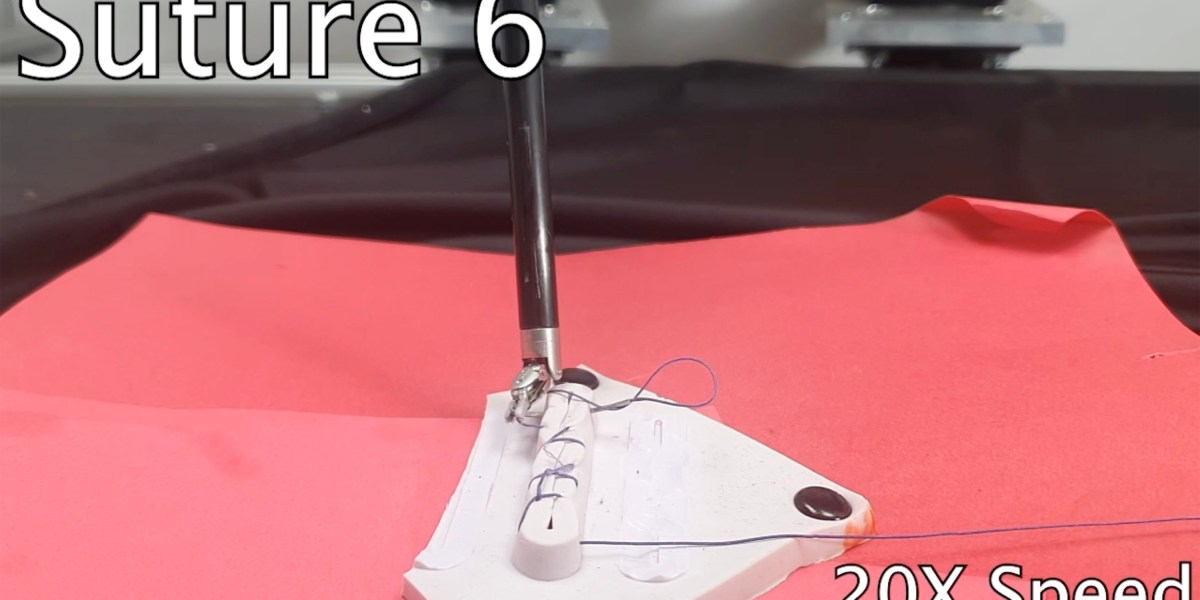 Mira a este robot mientras aprende a coser heridas