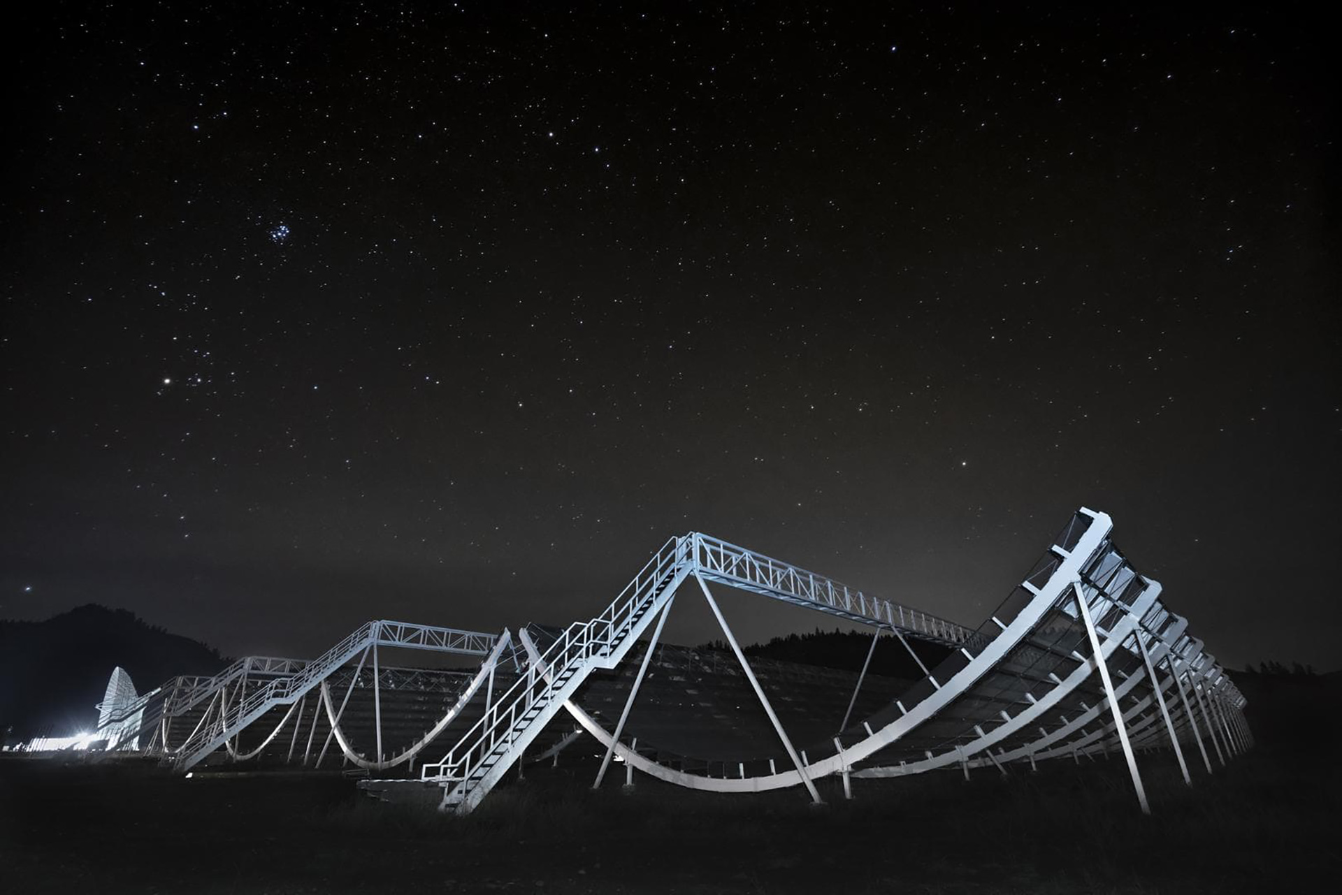 El Experimento Canadiense de Mapeo de Intensidad de Hidrógeno, o CHIME, un radiotelescopio canadiense, se muestra de noche.