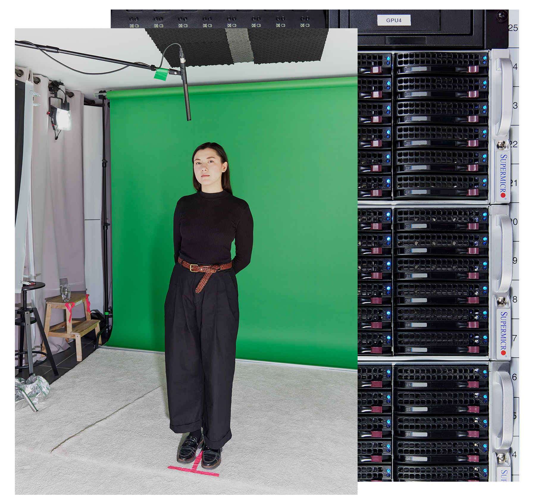 Imagen de Melissa parada en su marca frente a una pantalla verde con bastidores de servidores en la imagen de fondo.