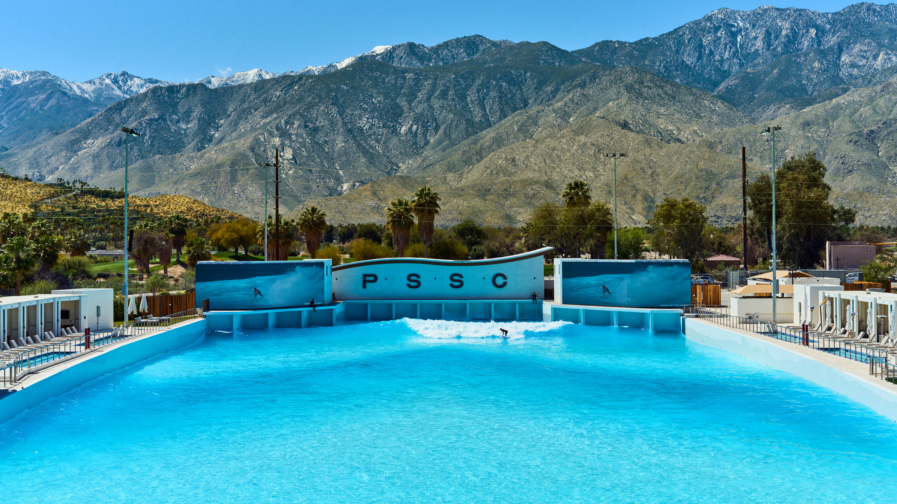 Palm Springs Surf Club vista gran angular de la piscina de olas