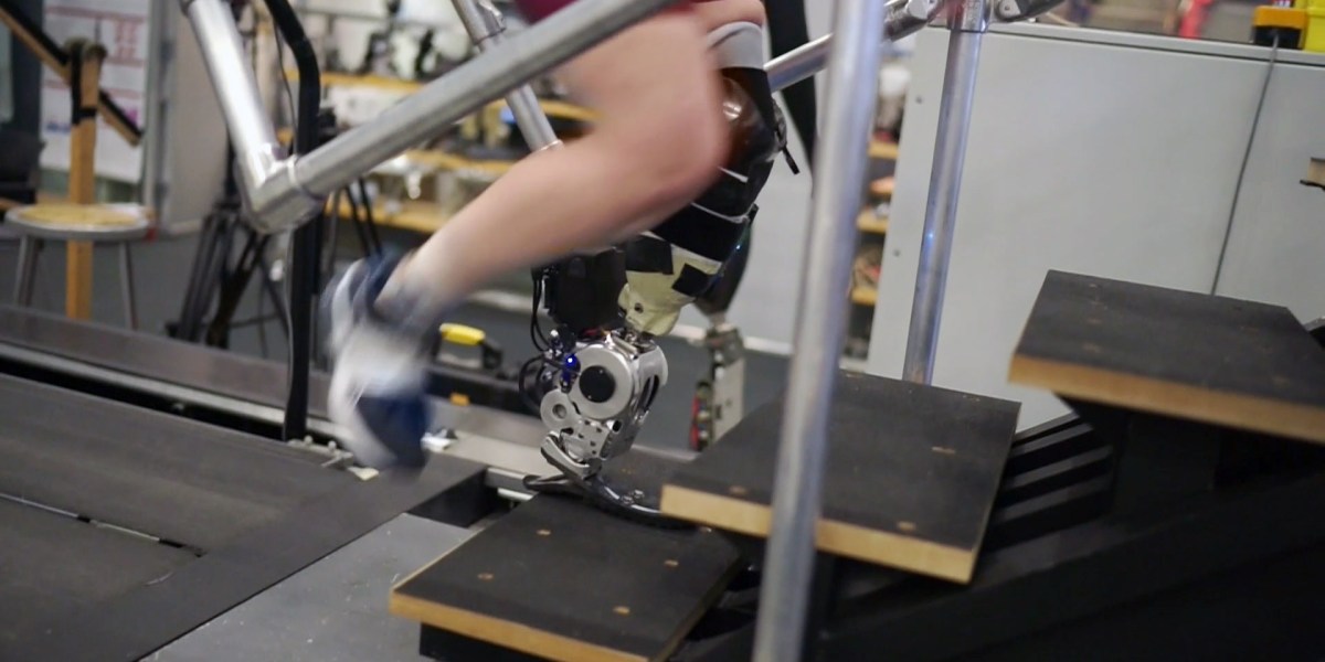 Люди могут передвигать эту бионическую ногу, просто подумав об этом.